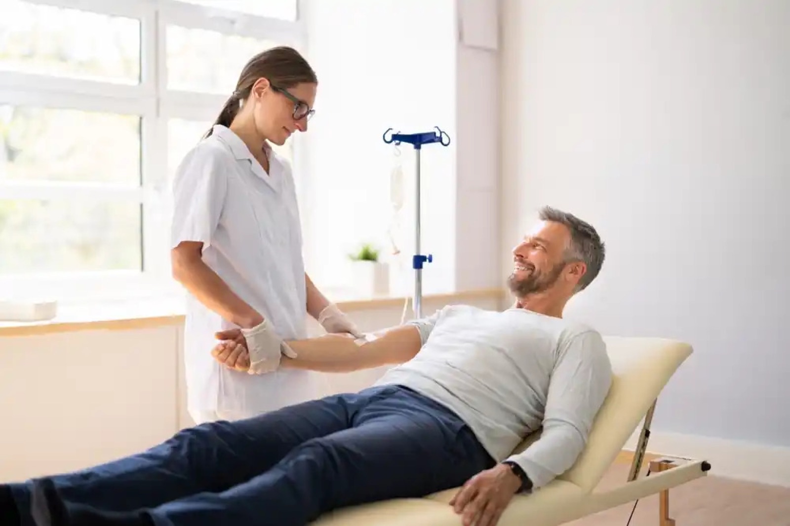 ExclusIV clinician with a client during treatment